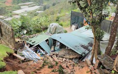 Lâm Đồng: Sập bờ taluy cao 5m, vùi lấp một phần nhà dân trong đêm mưa
