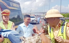 CSGT kịp thời cứu tài xế xe khách đột quỵ trên cao tốc TP.HCM - Long Thành - Dầu Giây