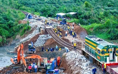 Hàng trăm công nhân nỗ lực khắc phục điểm xói lở ray đường sắt "treo lơ lửng" do bão số 13