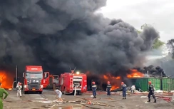 Cháy lớn kèm nhiều tiếng nổ ở bãi tập kết hàng hóa tại Đà Nẵng