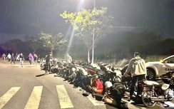 Xử lý nhóm thanh, thiếu niên tụ tập gây mất trật tự giao thông, tạm giữ hàng chục xe máy