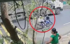 Khoảnh khắc chiến sĩ phòng cháy chữa cháy cứu nữ sinh khỏi đầu xe container