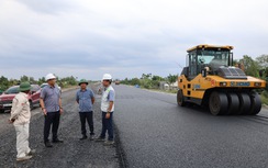 Ấm lòng công nhân trên công trường cao tốc Cần Thơ - Cà Mau những ngày đêm nước rút