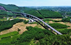 Cận cảnh cao tốc Cam Lộ - La Sơn trước ngày mở rộng lên 4 làn xe