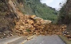 Sạt lở trên quốc lộ 6, ít nhất 3 người bị vùi lấp