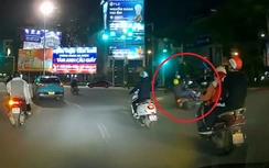 Cắt ngang vòng xuyến, xe máy gây tai nạn