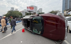 Hà Nội: Ô tô Santa Fe lật nghiêng giữa đường sau va chạm, may mắn không ai bị thương