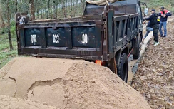 Đắk Lắk: Bắt quả tang 7 đối tượng khai thác, vận chuyển cát trái phép