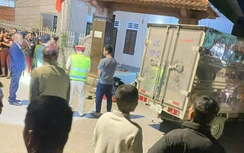 Khoảnh khắc xe máy chở 3 người đâm trực diện xe tải, một thiếu niên tử vong
