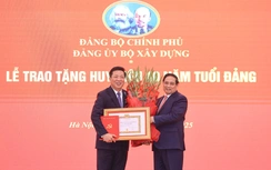 Thủ tướng trao Huy hiệu 40 năm tuổi Đảng cho Bộ trưởng Bộ Xây dựng Trần Hồng Minh