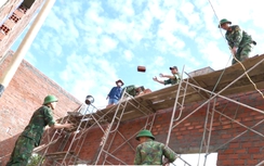 Bộ đội Gia Lai dựng nhà cho dân vùng lũ trong ngày 22/12