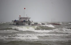 Hiện trường cứu hộ tàu hàng chở hơn 2.350 tấn clinke gặp nạn tại Cửa Việt