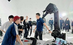 Đạo diễn Phạm Vĩnh Khương mang điện ảnh AI và ảo thuật lên sân khấu