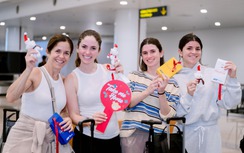 Khách Tây bất ngờ nhận quà Giáng sinh trên băng chuyền hành lý nhà ga quốc tế Nội Bài