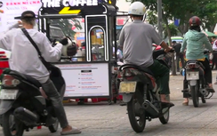 CSGT TP.HCM xử lý hơn 100 xe máy leo vỉa hè