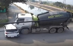 Không giảm tốc độ qua ngã tư, ô tô con bị xe bồn húc văng xuống rãnh
