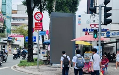 Trụ quảng cáo LED trên vỉa hè trung tâm TP.HCM gây cản trở lối đi, tiềm ẩn mất an toàn