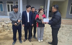 Vụ lật xe đoàn thiện nguyện ở Lào Cai: Chồng nạn nhân thực hiện tâm nguyện còn dang dở