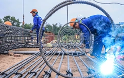 Nhà thầu tập trung nguồn lực đua tiến độ làm cầu Vân Phúc vượt sông Hồng từ những ngày đầu