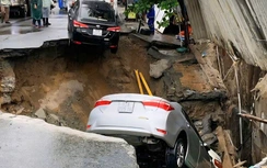 Đường phố Đà Nẵng bất ngờ sụt lún, ô tô rơi xuống hố tử thần