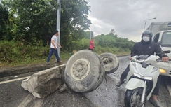 Xe tải đâm vào dải phân cách, lật chắn ngang đèo Cù Hin làm giao thông ách tắc