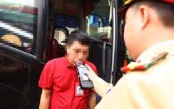 CSGT Hà Nội vào bến xe kiểm tra nồng độ cồn, nhắc tài xế ô tô khách không vi phạm dịp Tết