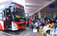 Người dân lỉnh kỉnh hành lý, đổ ra bến xe về quê trước kỳ nghỉ tết Dương lịch