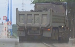 Đồng Nai: Xử phạt 3 tài xế vì chở bùn không che bạt và vượt ẩu trên đường