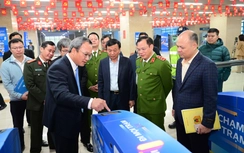 Hai Thứ trưởng Bộ Xây dựng và Bộ Công an trải nghiệm hệ thống soát vé tự động ga Cát Linh