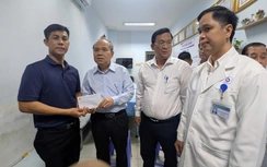 Lãnh đạo TP.HCM thăm hai nạn nhân đang điều trị sau vụ cháy nhà trên đường Trần Hưng Đạo