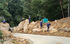 Nổ mìn phá nhiều tảng đá chắn ngang tỉnh lộ sau sạt lở núi