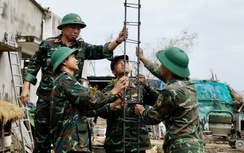 Gia Lai: Lũ cuốn nhà đi, bộ đội dựng lại nhà cho dân