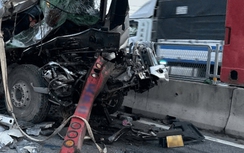 Bản tin TNGT 8/12: Ô tô tải tông xe đầu kéo trên cao tốc, 2 người tử vong