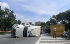 Xe container lật trên xa lộ Hà Nội, giao thông ùn tắc nghiêm trọng