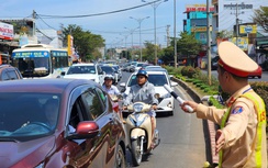 Phương tiện ùn ùn đổ về các tỉnh phía Nam, CSGT căng mình điều tiết giao thông