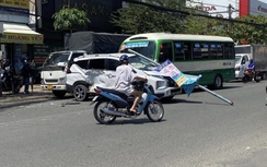 Va chạm liên hoàn nhiều ô tô hư hỏng, hai người bị thương