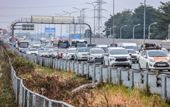 Phương tiện "nối đuôi" nhau về Thủ đô, cửa ngõ đông nghẹt