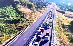 Chiều mùng 5 Tết: Ô tô nườm nượp quay về TP.HCM, cao tốc quá tải, CSGT phân luồng từ xa