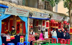 Người dân tấp nập du xuân, xin chữ cầu may tại Văn Miếu