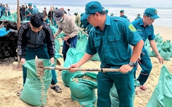 Quảng Ngãi: Sóng dữ bất thường, hàng trăm người "cứu" bãi tắm Mỹ Khê