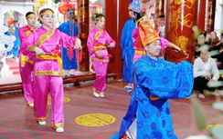 Người dân nô nức tham gia hội làng Đống Ba