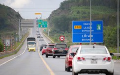 Đường Hồ Chí Minh, cao tốc Cam Lộ - La Sơn nhộn nhịp xe cộ vào Nam sau Tết