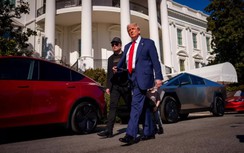 Ông Trump chốt đơn mua 2 xe Tesla ngay tại Nhà Trắng