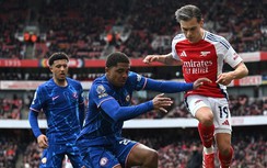 Ngoại hạng Anh: Thắng kịch tính Chelsea, Arsenal níu lại hy vọng đua vô địch