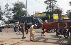 Tông đuôi xe container khi chở mẹ đi khám bệnh về, cô gái trẻ tử vong