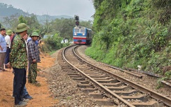 Thông tuyến đường sắt Bắc - Nam qua Hà Tĩnh sau sự cố lật tàu hàng