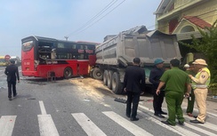 Hàng chục hành khách hú vía sau cú va chạm với xe tải trên QL1A qua Quảng Bình