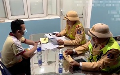 Tài xế xe khách không bằng lái, chở 25 người đi ngược chiều cao tốc bị phạt 54 triệu đồng
