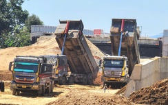 Thông mặt bằng, nhà thầu tăng tốc thi công cầu 850 tỷ ở Quảng Ngãi