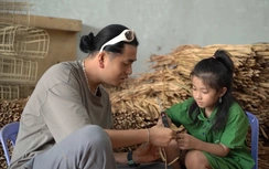 Đạo diễn Kiên Ứng giáo dục con qua những trải nghiệm thực tế tại "Cha con vạn dặm"